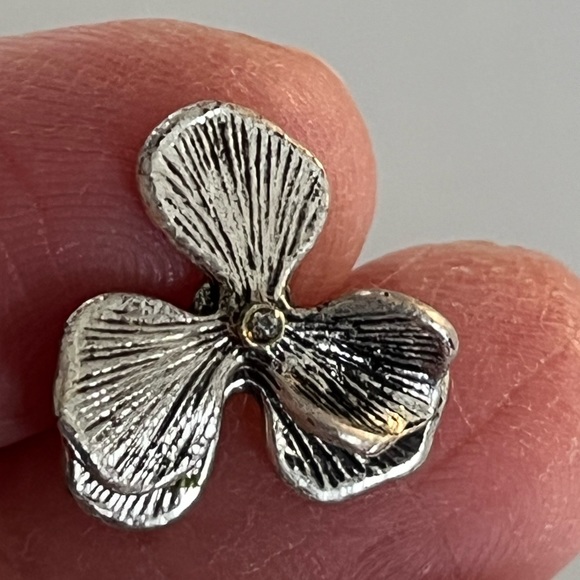 Gorgeous silver Fossil earrings.  These are a lovely pair of earrings earrings.. - Picture 4 of 11